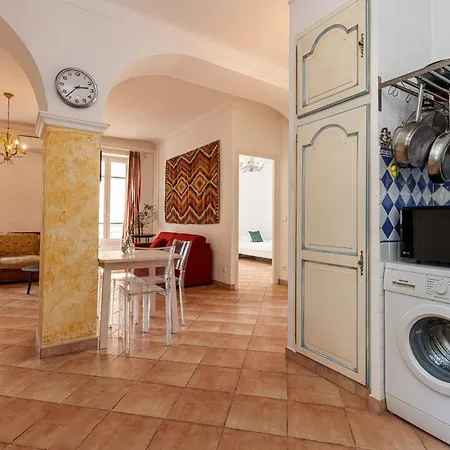 Large 2 Bdr Downtown - Ac & Terrace