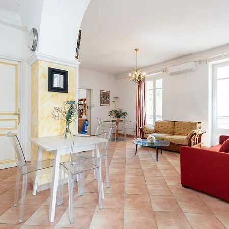 Large 2 Bdr Downtown - Ac & Terrace *