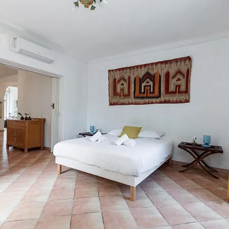 Large 2 Bdr Downtown - Ac & Terrace