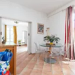 Large 2 Bdr Downtown - Ac & Terrace Διαμέρισμα *