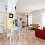 Large 2 Bdr Downtown - Ac & Terrace *
