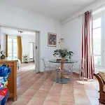 Large 2 Bdr Downtown - Ac & Terrace Διαμέρισμα *
