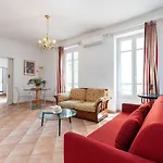 Large 2 Bdr Downtown - Ac & Terrace *