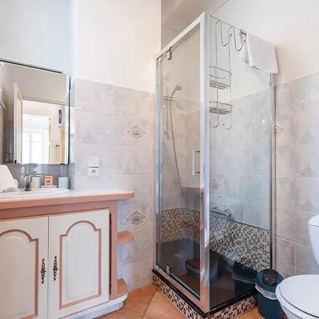 Large 2 Bdr Downtown - Ac & Terrace