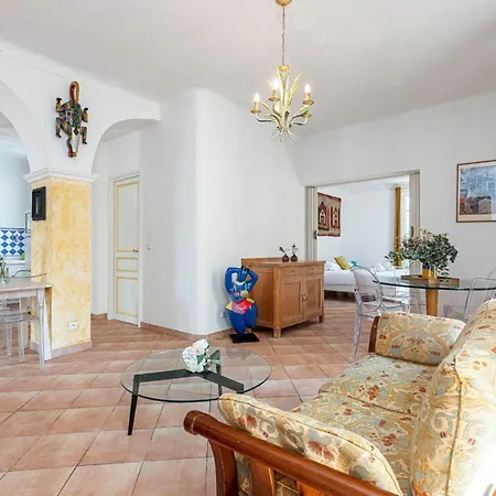 Large 2 Bdr Downtown - Ac & Terrace شقة *