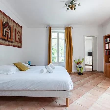 Large 2 Bdr Downtown - Ac & Terrace Apartment