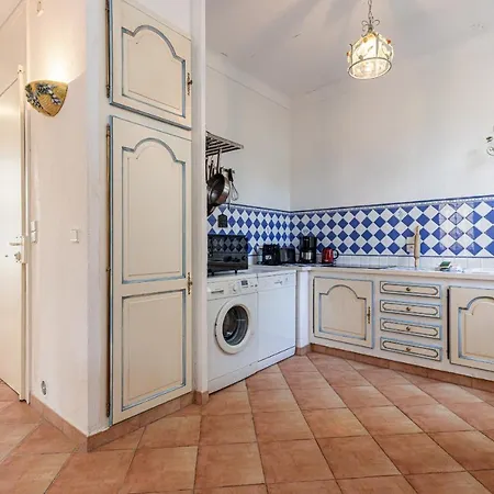Large 2 Bdr Downtown - Ac & Terrace Apartment