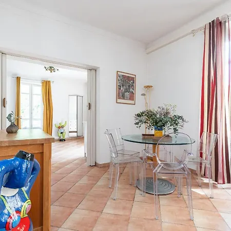 Large 2 Bdr Downtown - Ac & Terrace 아파트 *