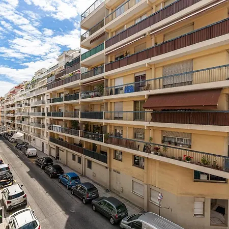 Large 2 Bdr Downtown - Ac & Terrace