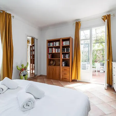 Large 2 Bdr Downtown - Ac & Terrace *