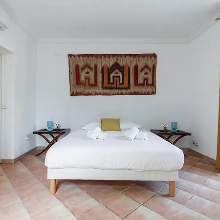 Large 2 Bdr Downtown - Ac & Terrace Apartment *