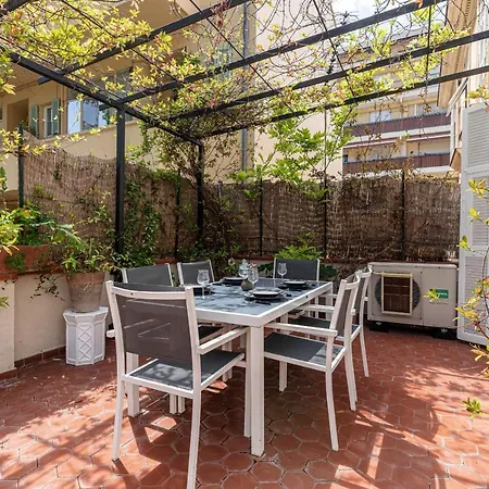 Large 2 Bdr Downtown - Ac & Terrace Nice