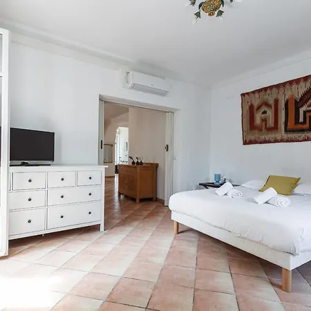 Large 2 Bdr Downtown - Ac & Terrace Nice