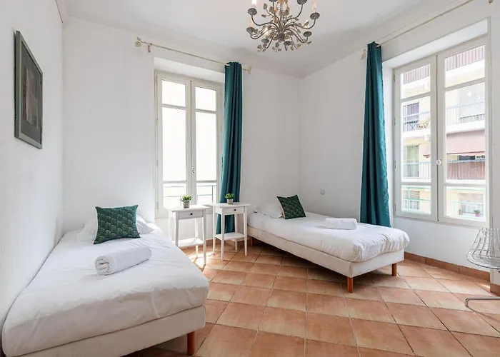 Large 2 Bdr Downtown - Ac & Terrace