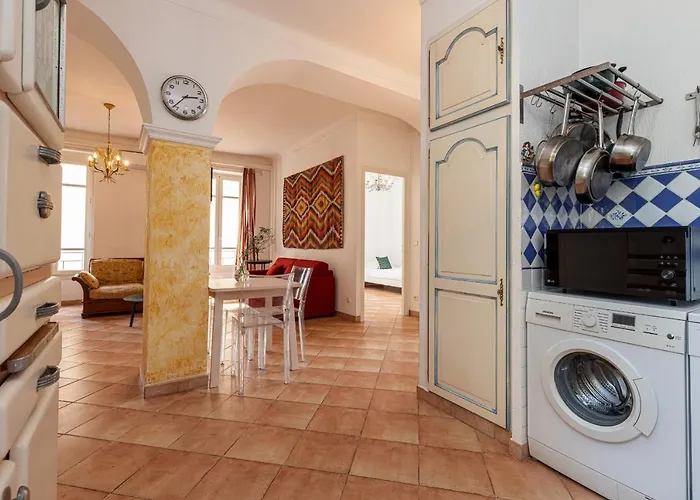 Large 2 Bdr Downtown - Ac & Terrace