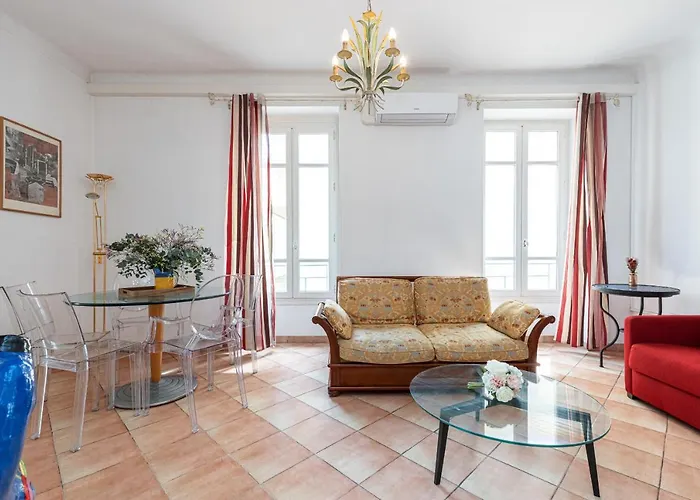 Large 2 Bdr Downtown - Ac & Terrace *