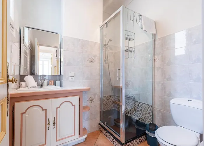 Large 2 Bdr Downtown - Ac & Terrace