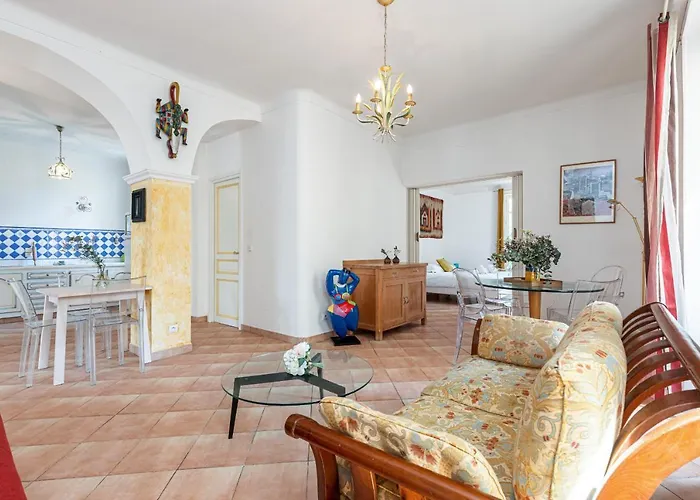 Large 2 Bdr Downtown - Ac & Terrace Lejlighed *