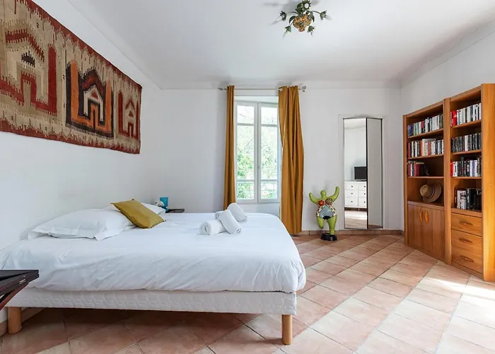 Large 2 Bdr Downtown - Ac & Terrace شقة