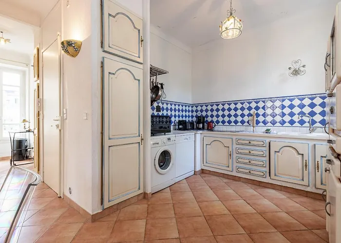 Large 2 Bdr Downtown - Ac & Terrace شقة