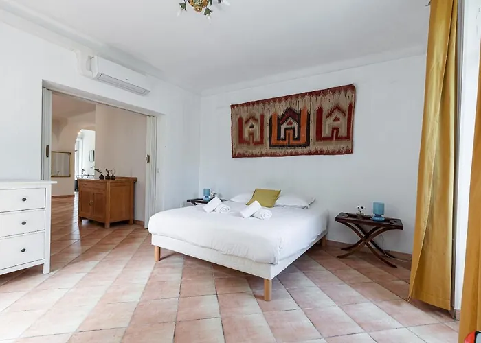 Large 2 Bdr Downtown - Ac & Terrace