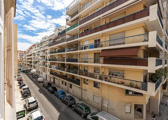 Large 2 Bdr Downtown - Ac & Terrace