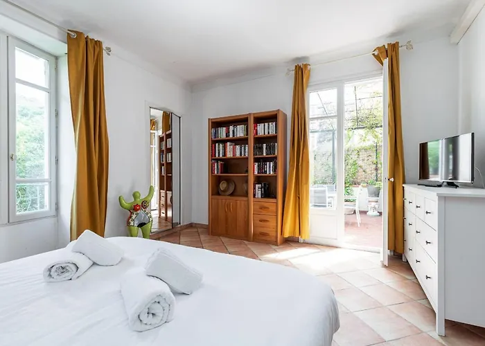 Large 2 Bdr Downtown - Ac & Terrace *