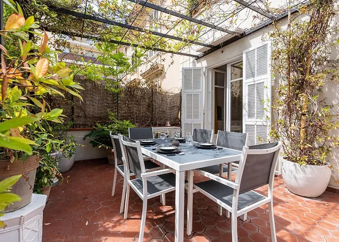 Large 2 Bdr Downtown - Ac & Terrace Lejlighed *
