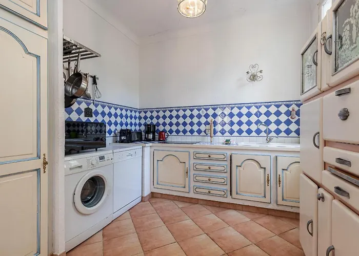 Large 2 Bdr Downtown - Ac & Terrace شقة *