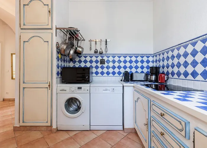 Large 2 Bdr Downtown - Ac & Terrace شقة *
