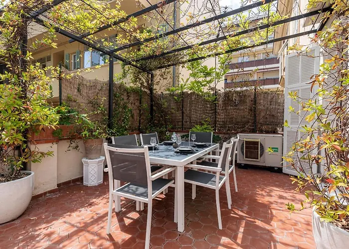 Large 2 Bdr Downtown - Ac & Terrace Nice