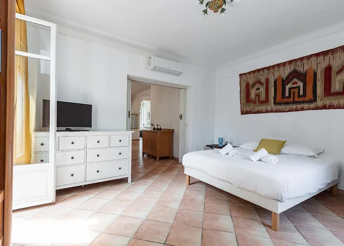 Large 2 Bdr Downtown - Ac & Terrace Nice