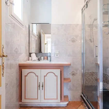 Large 2 Bdr Downtown - Ac & Terrace * Νίκαια