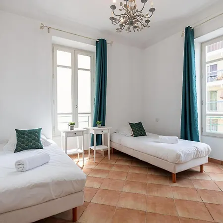 Large 2 Bdr Downtown - Ac & Terrace